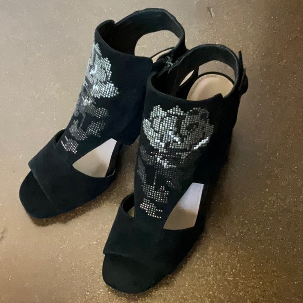 Donald Pliner Elegant Black Peep-Toe Heels with Silver Floral Design